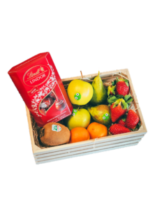 Cesta de frutas con bombones